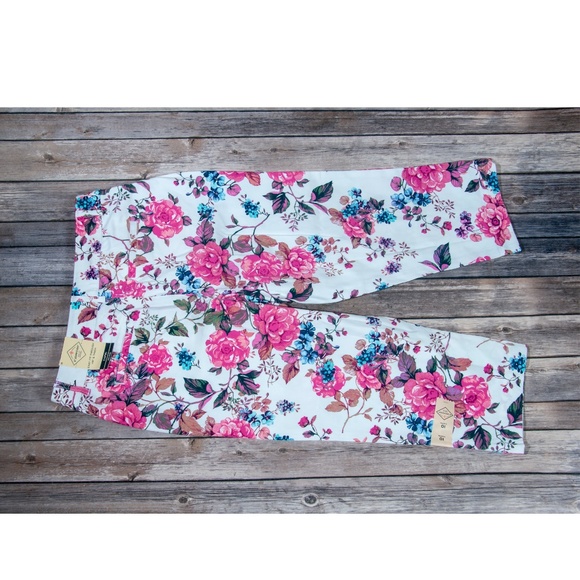 St' Johns Bay Floral Capri's - Picture 3 of 7
